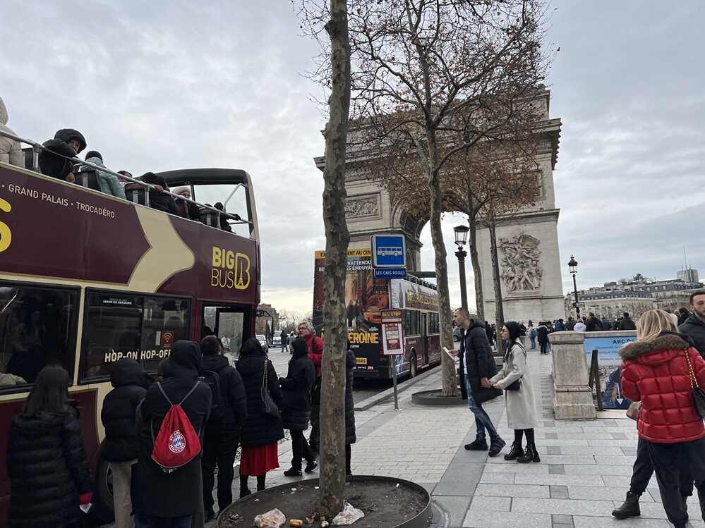 Parada do Big Bus Tour em frente ao Arco do Triunfo - Paris - foto Viagens Bacanas