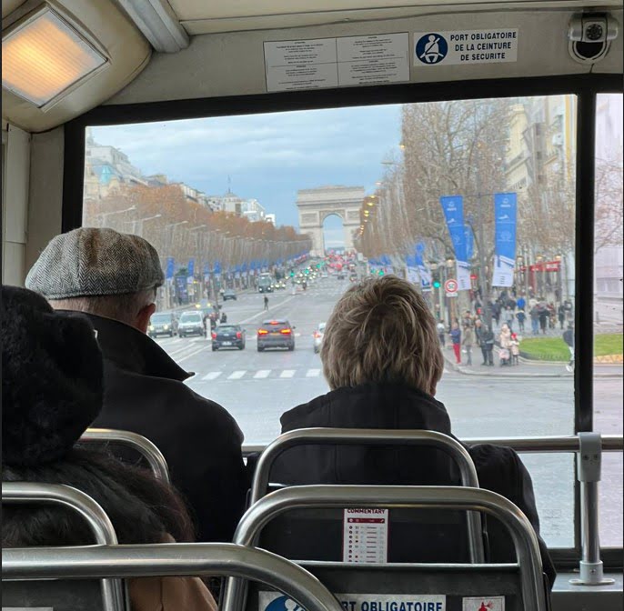 Passeio de ônibus turístico passando pelo Arco do Triunfo - Paris - foto Viagens Bacanas