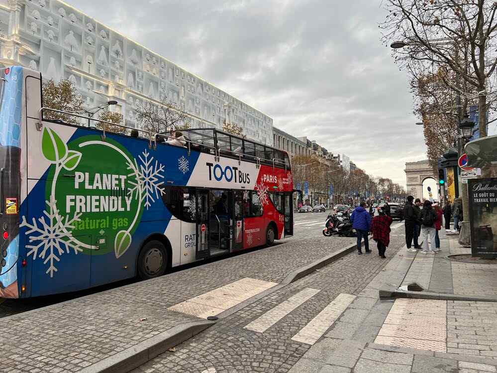 Parada do Toot Bus em frente ao Arco do Triunfo - Paris - foto Viagens Bacanas